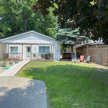 Cozy Cottage Retreat Lambton Shores 외부 사진