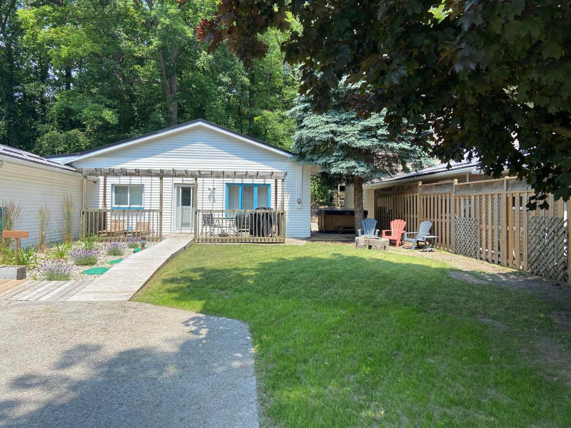 Cozy Cottage Retreat Lambton Shores 외부 사진